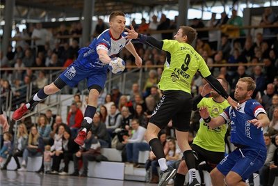 Sebastian Poppitz (am Ball) und seine Kollegen spielen am Samstag erstmals wieder vor Fans. Foto: Andreas Kretschel/Archiv