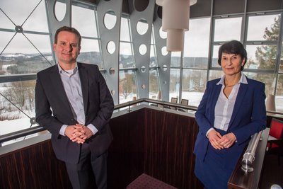 Die ehemalige Geschäftsführerin des Hotels am Bühl Sabine Silbersack (r.) und der neue Geschäftsführer Ralf Schibelius - Geschäftsführer des Hotels Am Bühl