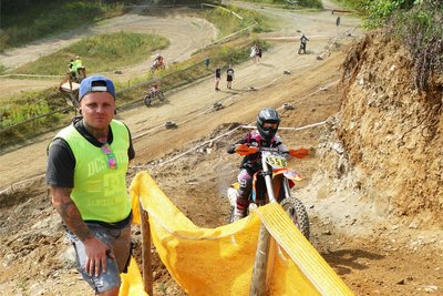 Vormittags war Tom Görner noch als Helfer an der Strecke aktiv, am Nachmittag stieg er dann selbst als Teilnehmer in den Motorradsattel.