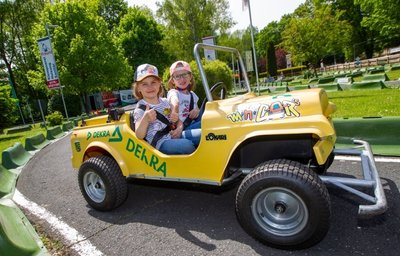 Volles Programm zum Kindertag: Pauline Schulz (5) und Mila Albert (9) waren mit ihren Eltern erst in der Drachenhöhle, dann in der Freizeitanlage Syratal (Foto) und am Nachmittag in der Falknerei Herrmann. 