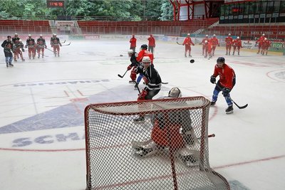 Seit Montag trainieren die Profis der Eispiraten Crimmitschau wieder im Kunsteisstadion im Sahnpark. Auch am heutigen Freitag sind zwei Übungseinheiten vorgesehen. Das erste Testspiel findet am 27. August auswärts in Rostock statt. Foto:Andreas Kretschel