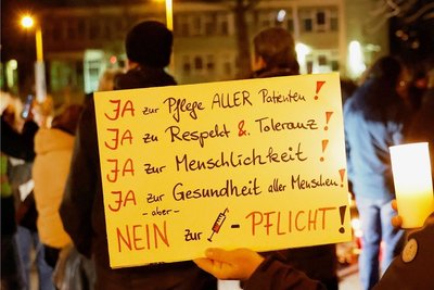 Zu einem nicht angemeldeten und den Coronabestimmungen widerstreitenden Protest am Klinikum versammelten sich Ende November etwa 300 Teilnehmerinnen und Teilnehmer. Die Polizei ist seit zwei Wochen häufiger und schneller präsent und stellt vermehrt Identitäten von Teilnehmern fest. 