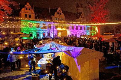 Ein Lichter- und ein Menschenmeer erwartete Besucher am Samstagabend vor der Glauchauer Doppelschlossanlage. 