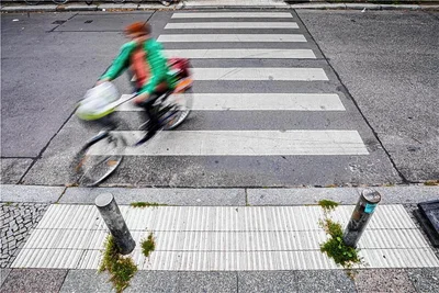 Hätte sie schieben müssen? Der Zebrastreifen ist aus verkehrsrechtlicher Sicht schwieriges Terrain.