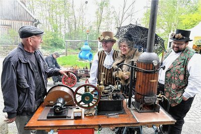 Karla und Michael Schönfeld waren mit Freunden im Steampunk-Look am Drei-Brüder-Schacht in Zug unterwegs. 