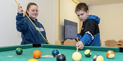 Julia Schmalfuß und Dmytro Triskin bei einer Partie Billard. Eingeladen in den neuen Club sind Jugendliche ab etwa zehn Jahren. 