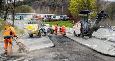 Eine Baustelle ist seit Dienstagvormittag auch die viel befahrene Dr.-Otto-Nuschke-Straße in Aue. Für Autofahrer gibt es kein Durchkommen.
