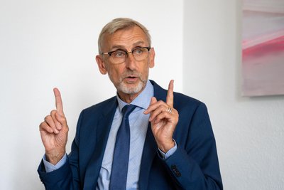 Kritisiert „Gewaltfolklore“ in deutschen Stadien: Sachsens Innenminister Armin Schuster (CDU).