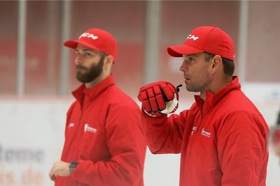 Ganz in rot auf dem Eis: Torwart- und Co-Trainer Andrew Hare (links) und Trainer Marian Bazany. 