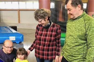 Thilo Gürtler aus Dresden probiert mit Tochter Magdalena (2) und den Eltern Karina und Michael Gürtler den Air-Hockey aus. 