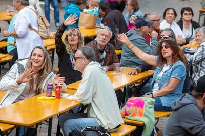Neu beim Plauener Herbst: Der Frühschoppen mit De Erbschleicher lockte am Sonntag ab 11 Uhr die Fans auf den Altmarkt.