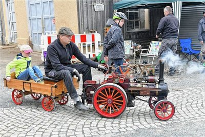 Mächtig Dampf unterm Kessel hatte diese Mini-Lokomotive mit Anhänger in Freiberg-Zug. 