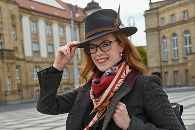 Tina Köhler hat Sehnsucht nach Schottland. Um die zu lindern, kleidet sie sich manchmal in Tweed-Jacke oder -Mantel. Zudem hat sie eine Geschäftsidee entwickelt, die Deutschen die schottische Kultur näher bringen soll.