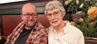 Nach mehreren längeren Telefonaten traf der Zschopauer Hobby-Historiker Carsten Beier Anfang November Gudrun Jackson, die Tochter von Fritz Menzer, persönlich. Anlass war die Präsentation der Filmreihe in München.