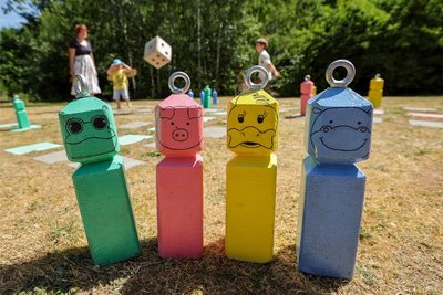Eine Spielfigur jeder Farbe bekam ein Gesicht verpasst - das soll der Käpt´n sein, so die Erläuterung.