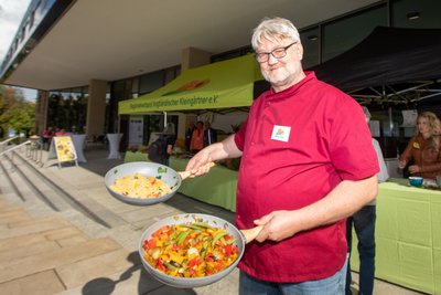 Nur mit Gemüse aus dem eigenen Garten: Christian Müller von der Sparte Sommerfreude kochte live am Stand des Kleingartenverbandes vor dem Rathauseingang.