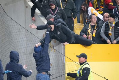 Handgreiflichkeiten zwischen Anhängern von Hertha (links) und Dynamo Dresden während des Fußsball-Topspiels am Karsamstagabend.