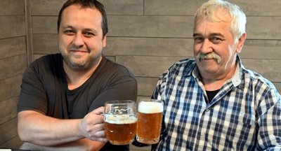 Martin Hippmann (l.) und sein Vater Toni bei einem Feierabendbier in der heimischen Küche. 