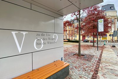 In Mittweida am Tzschirnerplatz hat Künstler Jens Ossada einen Schriftzug gestaltet. Der ist beschädigt worden.