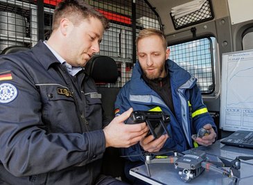 Phillip Mann (l.), der Ortsbeauftragte des Ortsverbands Annaberg des Technischen Hilfswerks, und der Meinersdorfer Toni Kunz, der als Truppführer an der Spitze der neuen Einheit steht, begutachteten direkt nach dem Auspacken die Übungsdrohne und deren Steuerung. 
