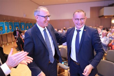 AfD-Bundeschef Tino Chrupalla (rechts) weilte zumindest am Freitag beim Landesparteitag in Glauchau und konnte so Landeschef Jörg Urban zur Wiederwahl gratulieren.