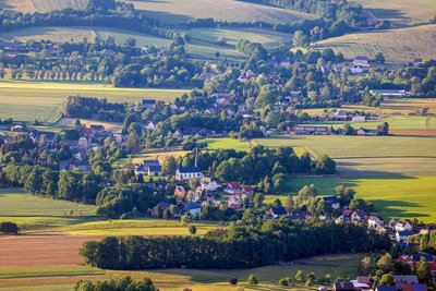 Die Gemeinde Bernsdorf hat rund 2000 Einwohner und zählt zur Verwaltungsgemeinschaft Rund um den Auersberg. Ortsteile sind Hermsdorf und Rüsdorf.