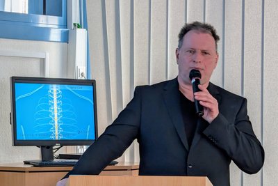 Chefarzt Dr. Peik Mutze informierte über Wirbelsäulenschäden, Ursache und Behandlung.