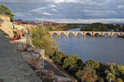 Die Puente de Piedra in Zamora spannt sich in 16 Bögen über den Duero und gehört zu dem großartigen Ensemble romanischer Bauten in der westspanischen Stadt.