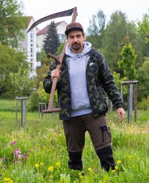 Dennis Klein, Mitarbeiter der Kreisnaturschutzstation, auf einer Blühwiese in Zwickau.