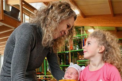 Den ersten Ausflug in den Sonnenlandpark hat Tom (4 Monate) größtenteils verschlafen, mit Mutter Jessica und Schwester Lea Fischer.