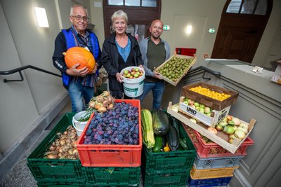 Winfried Graulich, Dana Dolores Steffen und Torsten Grieser (von links) stapelten die übrig gebliebenen Lebensmittel zur Abholung für die Tafel.