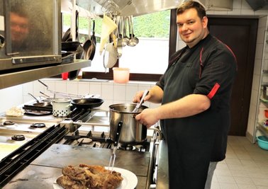 Marcel Radeck ist Koch im Erbgericht "Erdmannsdorf" und arbeitet seit Jahren in der Gastronomie. Doch in der Branche gibt es große Nachwuchssorgen.
