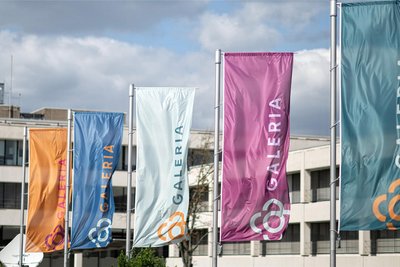 Vor der Zentrale von Galeria Karstadt Kaufhof in Essen wehen Fahnen im Wind. Ob dieser die Handelskette nun auf Erfolgskurs weht, zeige sich in den nächsten Wochen, so der Investor.