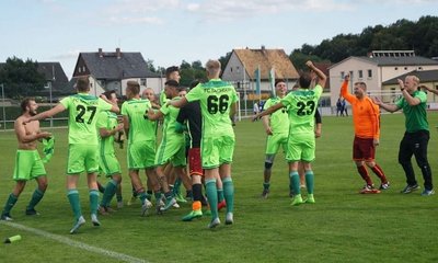 In Feierlaune: die Fußballer des FC Sachsen Steinpleis Werdau.