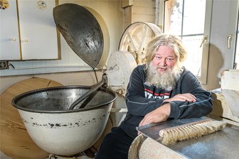 120-jährige Familientradition im Erzgebirge endet: Bäckermeister Schellenberger geht in Ruhestand - Rund 36 Jahre führte Gottfried Schellenberger die gleichnamige Bäckerei in Heidersdorf. Die Brotwirkmaschine aus dem Jahr 1901 tut auch heute noch ihren Dienst.