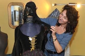 120 Jahre alte Tracht kehrt für Auktion heim - Die gut 120 Jahre alte Tracht aus Oelsnitz diente in den 1960er Jahren als Vorlage für die Trachten des Halbmond-Chores. Ein Professor aus Erfurt lieferte sie zur Auktion von Kathrin Voigt (Foto) in Oelsnitz ein.