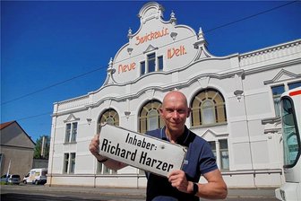 120 Jahre Ballhaus in Zwickau: Seinem Uropa gehörte eine ganze Welt - Mit besonderem Stolz präsentiert Bert Harzer das Schild, das seinen Vater als Inhaber des Konzert- und Ballhauses ausweist.
