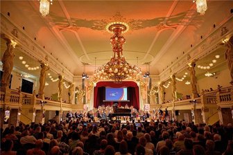 120 Jahre Neue Welt in Zwickau: "Der tollste Saal des Landes" beeindruckt auch die Künstler - Voller Saal beim Begrüßungskonzert des 60. Bundeswettbewerbs "Jugend musiziert" am Samstagabend in der "Neuen Welt". Das Haus fungiert seit 1963 auch als Austragungsort der Internationalen Robert-Schumann-Wettbewerbe.