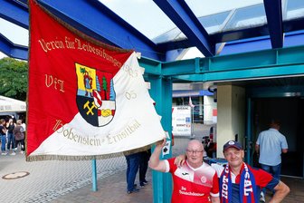 120 Jahre VfL Hohenstein-Ernstthal: Das wünschen sich Funktionäre, Fans und Rivalen zum Jubiläum - Die alte VfL-Fahne war beim Festwochenende des Klubs aus Hohenstein-Ernstthal am Wochenende ebenfalls zu sehen.