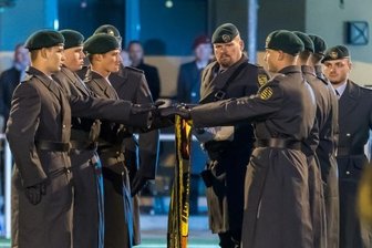 120 Rekruten der Marienberger Jäger legen feierliches Gelöbnis ab - Nach ihrer Grundausbildung haben am Donnerstagabend 120 Rekruten des Panzergrenadierbataillons 371 Marienberger Jäger auf dem Kunstrasenplatz in Pockau ihr Gelöbnis abgelegt.