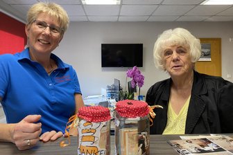 120 Roster, 80 Wiegebraten und 872,32 Euro in bar: Die Jubiläumsparty der Heinsdorfer Autolackiererei Oehme und ihr „überraschendes Ergebnis“ - Gut gefüllte Spendengläser - da freuen sich Susann Naumann (links) und Annemarie Schramm.