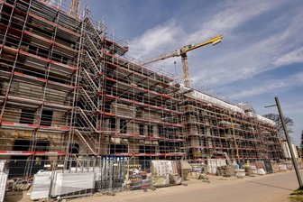 120 Sekunden Redezeit: Warum der Wohnungsbaugipfel beim Kanzler boykottiert wird - Die Krise in der Bau- und Wohnungswirtschaft ist am Montag zentrales Thema bei einem Treffen der Branche mit Regierungsvertretern im Bundeskanzleramt. Am Freitag gab es schon mal einen Sachsen-Gipfel. 