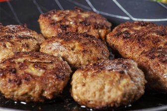 1200 Essen mit Absicht versalzen - Zwickauer Koch vor Gericht - Zu den von dem Koch versalzenen Portionen gehörten auch Buletten (Illustrationsbild).