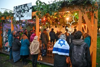1200 Namen in zwei Stunden verlesen: Chemnitzer gedenken Opfer des 7. Oktober 2023 - Ab 7 Uhr morgens wurden im Stadthallenpark Chemnitz 1200 Namen verlesen.