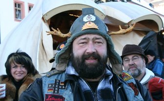 1226 Hartgesottene trotzen der Kälte - 
              <p class="artikelinhalt">Harald Prenzel von den "Schneeberger Schachtscheißern", früher selbst Camper beim Wintertreffen, kam am Samstag nur noch zum Schauen.</p>
            