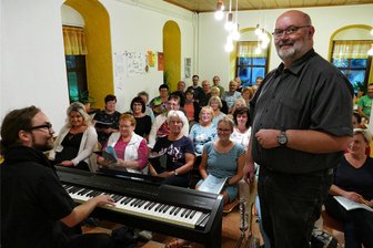 125-jähriges Bestehen der Witzschdorfer Kirche wird mit Konzerten gefeiert - Die Kirchenmusiker Jörg Einert (rechts) und Richard Wintsche proben jede Woche mit den Chormitgliedern.