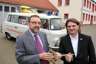 125 Jahre DRK in Hainichen: Familienfest und Blaulichtparty - 2011 in der Feldstraße: Siegfried Scharf (l.) und sein Nachfolger Jörg Hirschel.