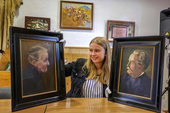 125 Jahre Hohenstein-Ernstthal: Silberbüchse übergibt Karl-May-Porträt - Julia Patzer, Auszubildende in der Stadtverwaltung, mit den Porträts von Karl May und seiner Schwester Christiane Wilhelmine Schöne. Der Verein Silberbüchse hat die beiden Gemälde erworben.