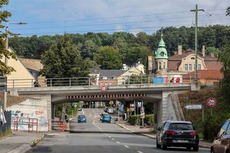 125 Jahre Hohenstein-Ernstthal: Von Berühmtheiten und einem ausgebufften Stadtrat - Die Poststraße ist nicht nur vielbefahrene Einfallstraße aus Richtung Oberlungwitz, sie markiert auch die Grenze der beiden im Jahr 1898 vereinten Städte Hohenstein (links) und Ernstthal.