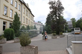 125 Jahre in Neukirchen: Historisches Schulhaus feiert Geburtstag - Vor 125 Jahren wurde die Grundschule in der Gemeinde Neukirchen errichtet.